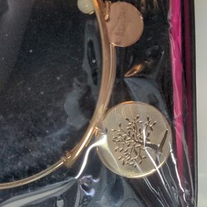 Family Tree Bracelet NWOT